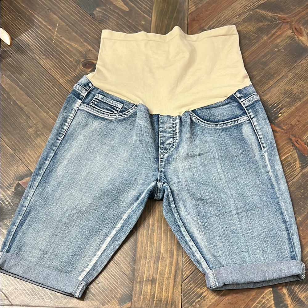 Bella Vida maternity shorts size medium‎